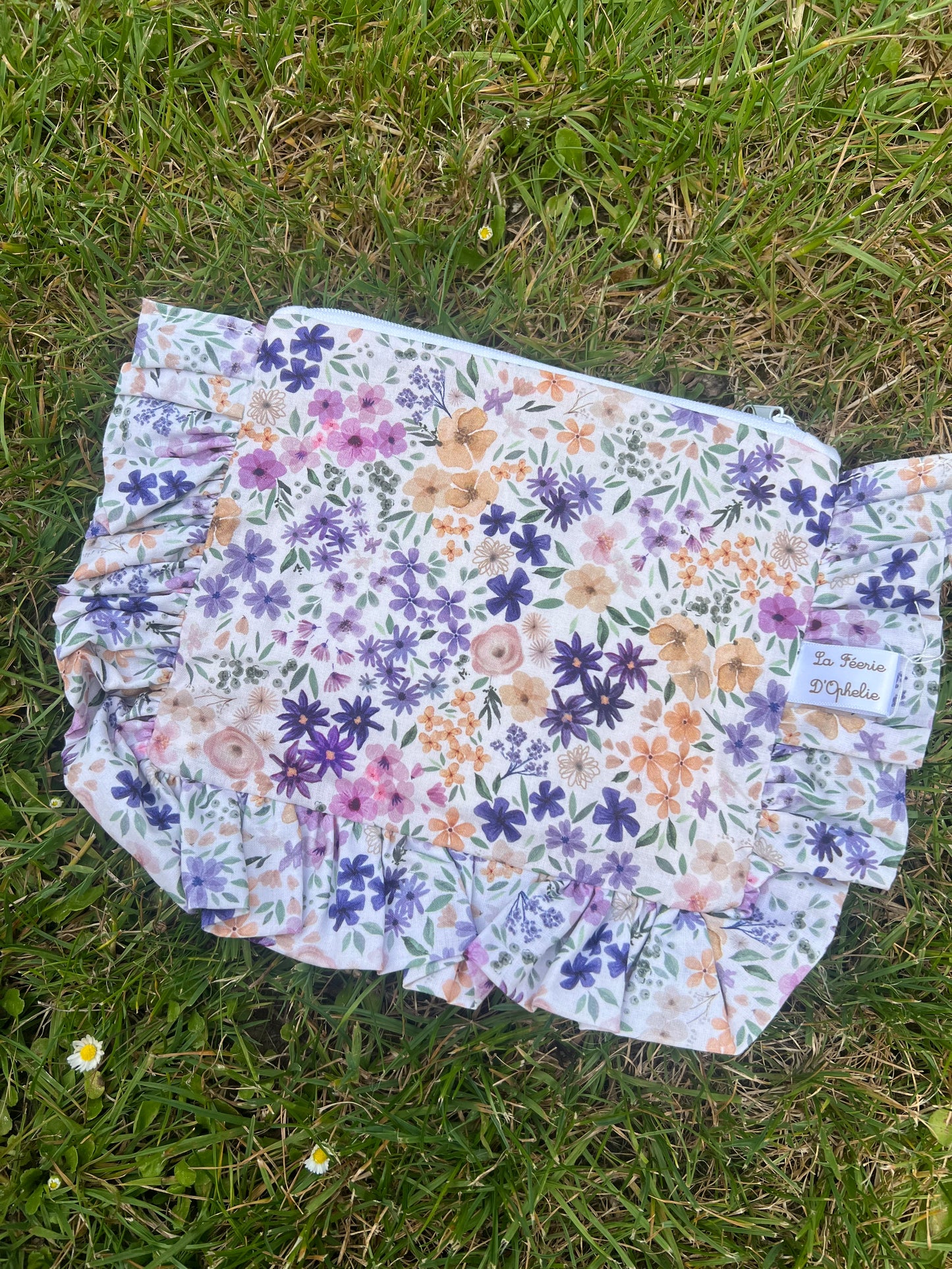 Trousse plate à volant fleurs violette