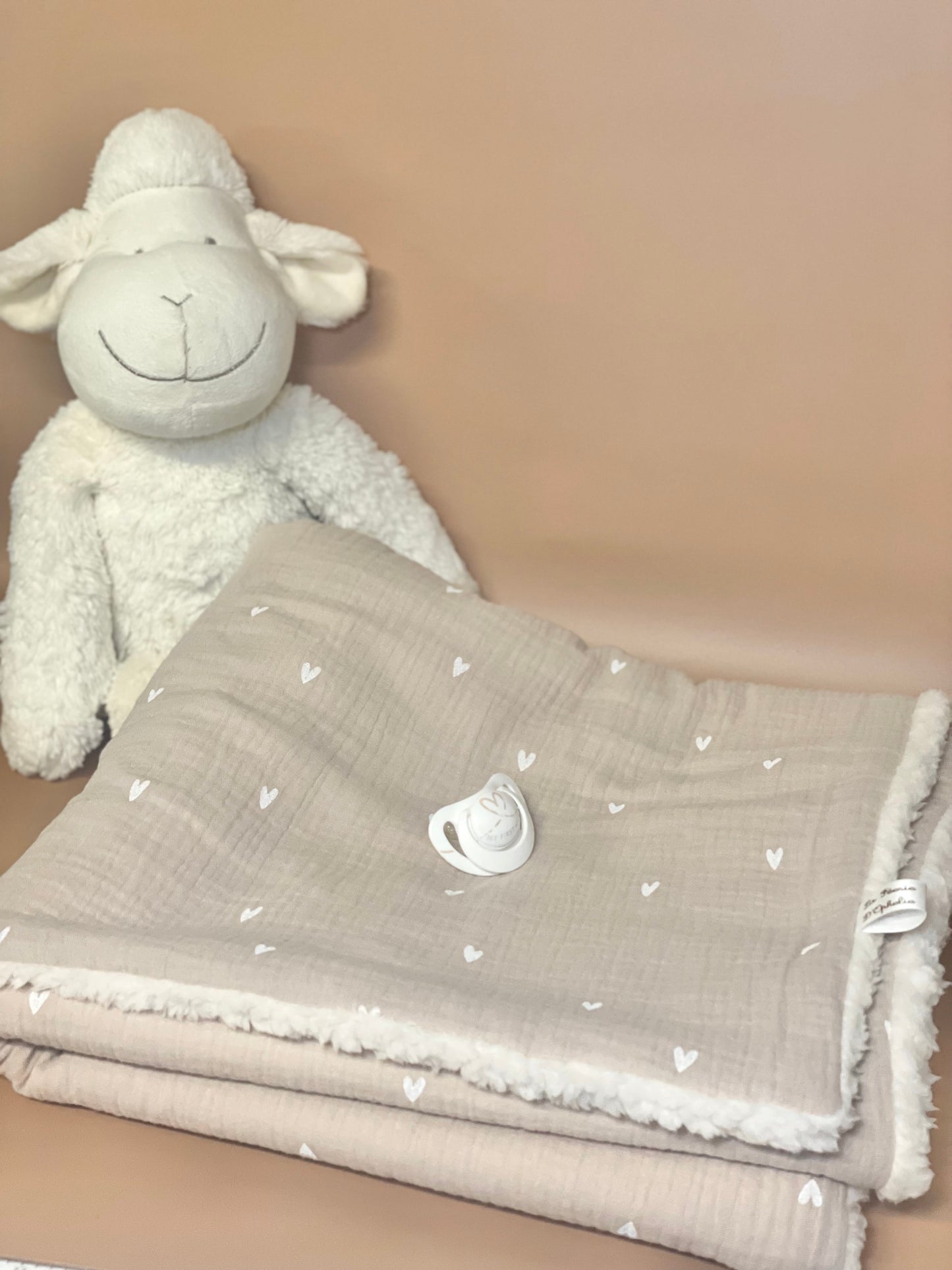 Couverture beige / cœur blanc