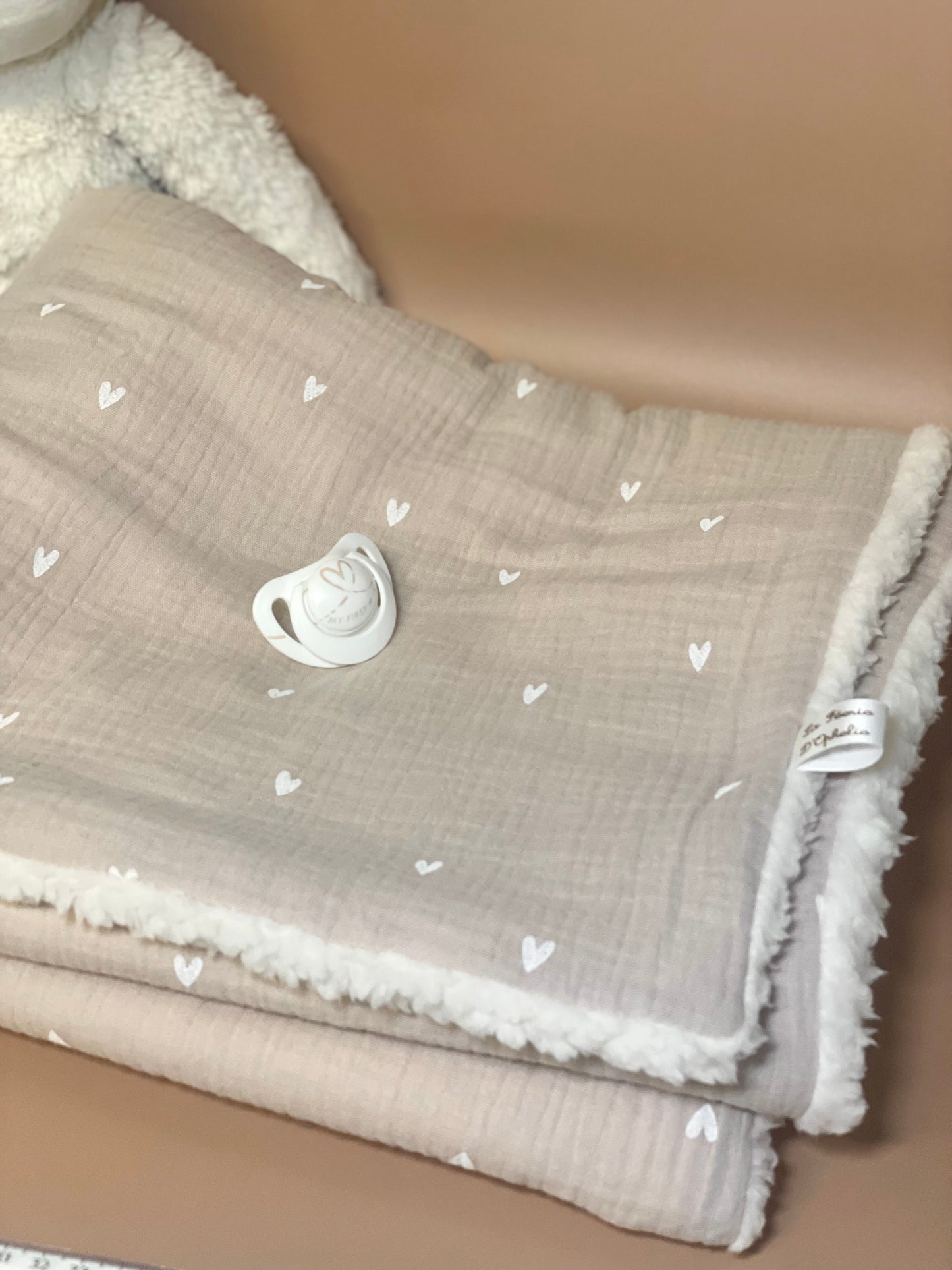 Couverture beige / cœur blanc