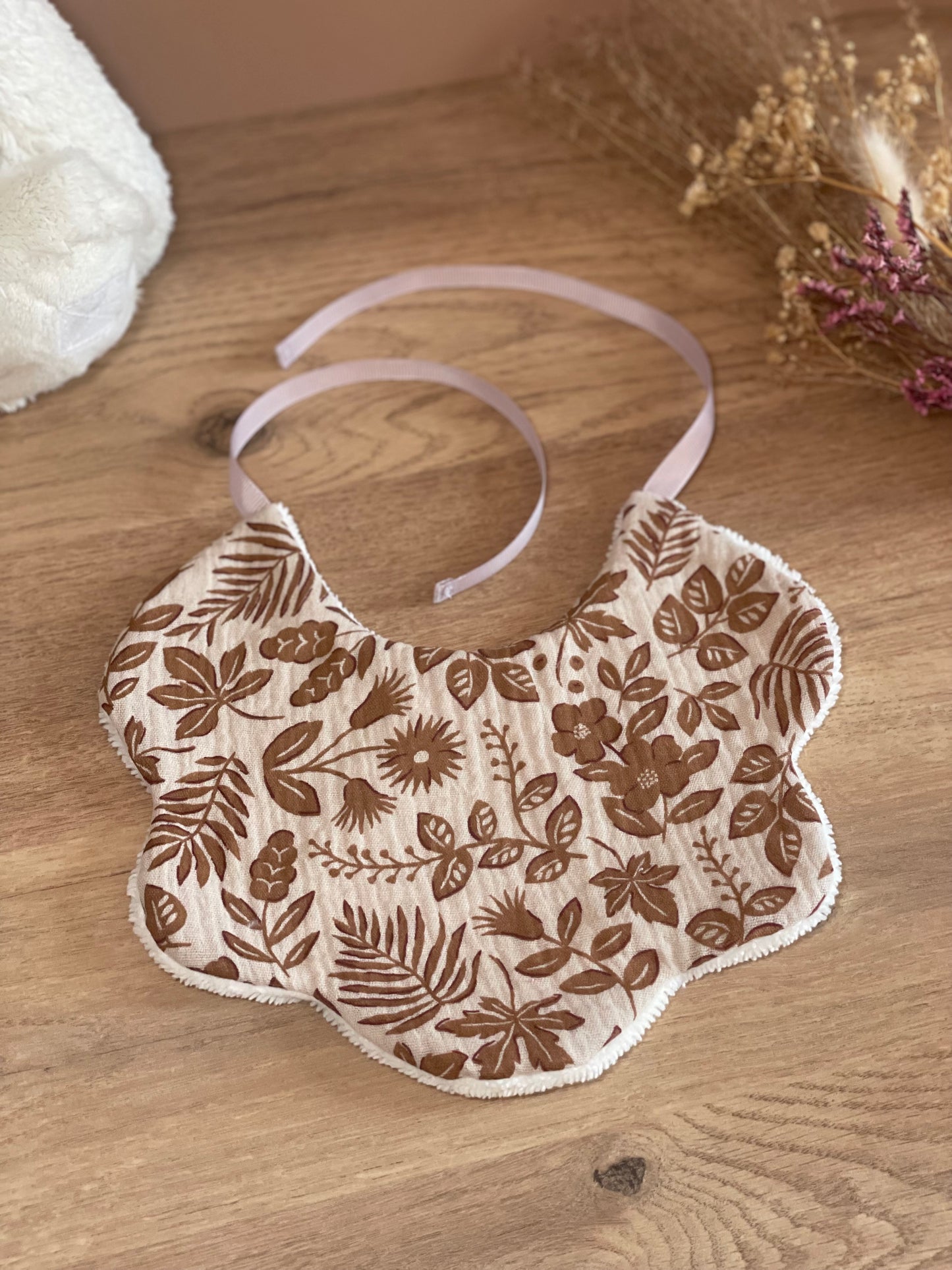 bavoir forme fleur motif grosse fleurs marron