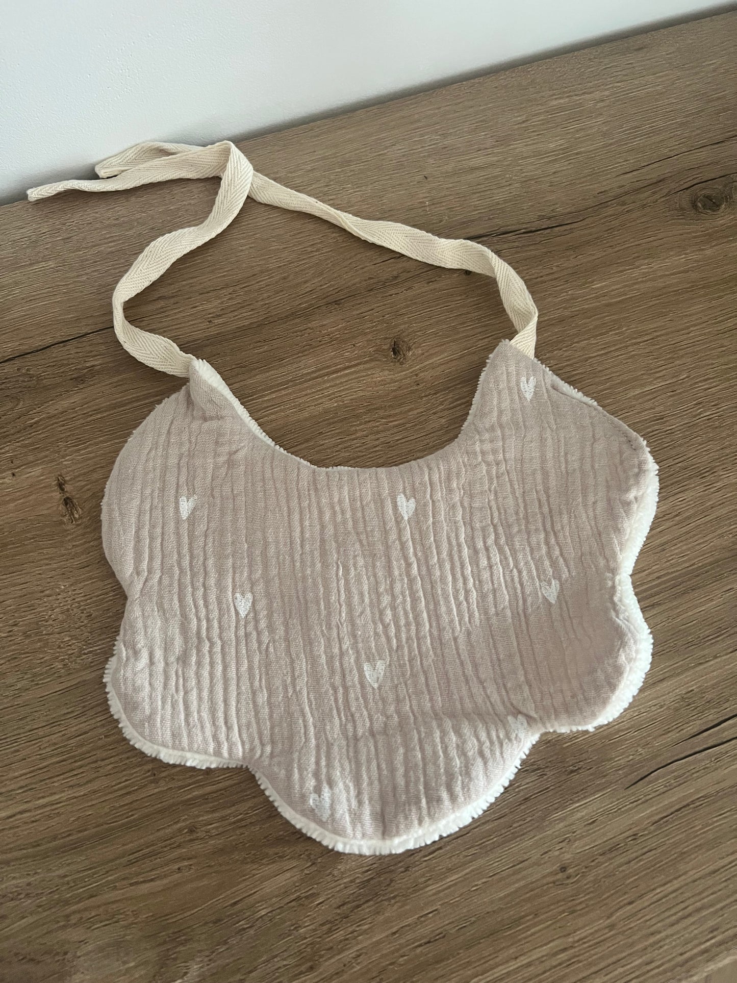 Bavoir forme fleur beige cœur