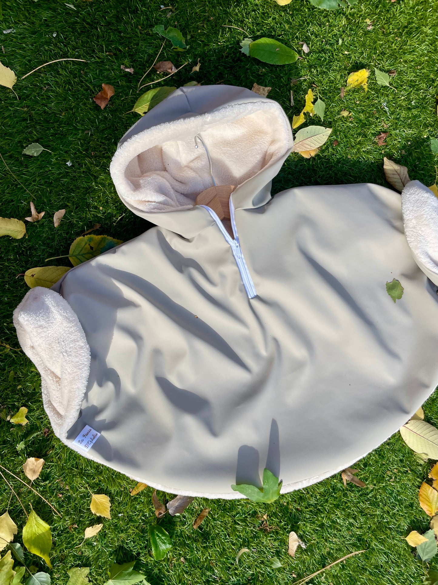 Poncho imperméable beige uni