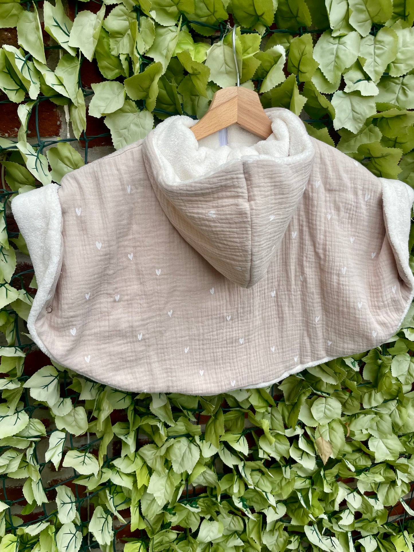 Poncho gaze de coton beige et coeur blanc