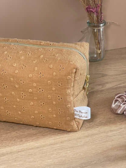 Trousse en broderie caramel