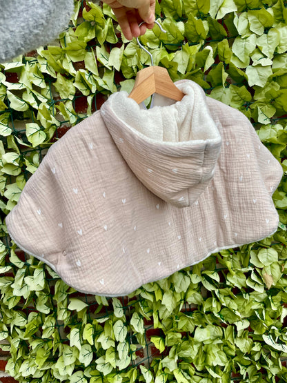 Poncho gaze de coton beige et coeur blanc