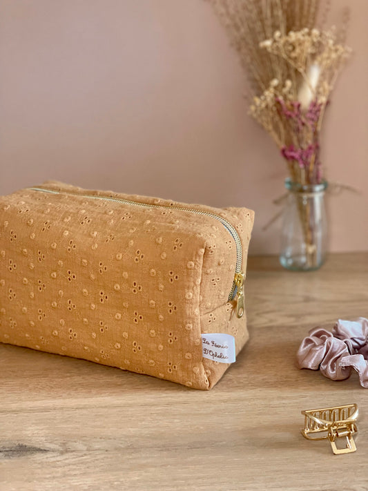 Trousse en broderie caramel