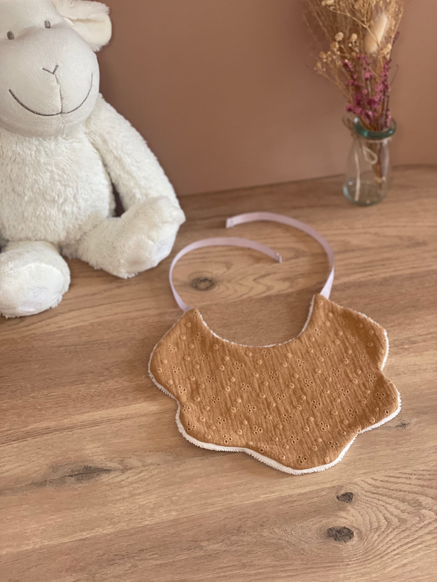 Bavoir forme fleur Brodé marron