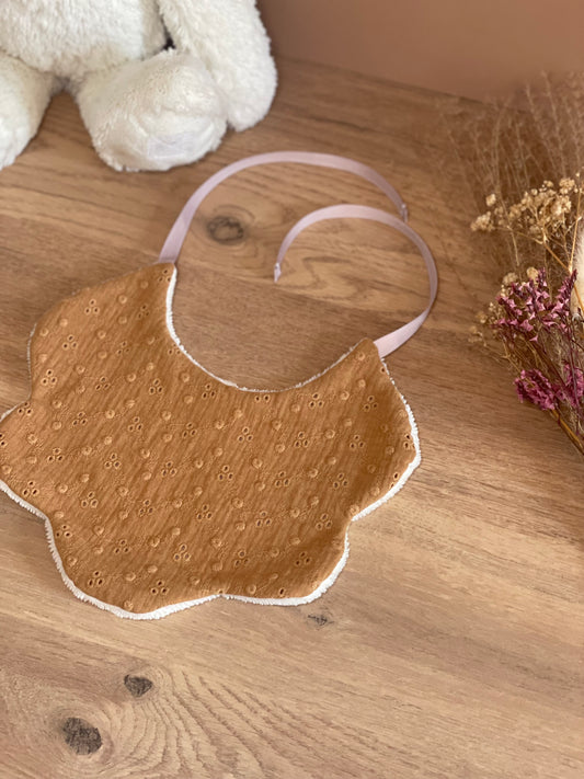 Bavoir forme fleur Brodé marron