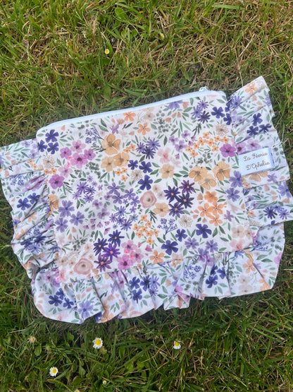 Trousse plate à volant fleurs violette