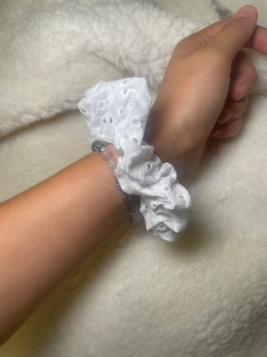 Chouchou blanc en broderie anglaise