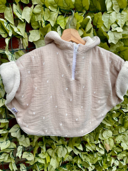 Poncho gaze de coton beige et coeur blanc