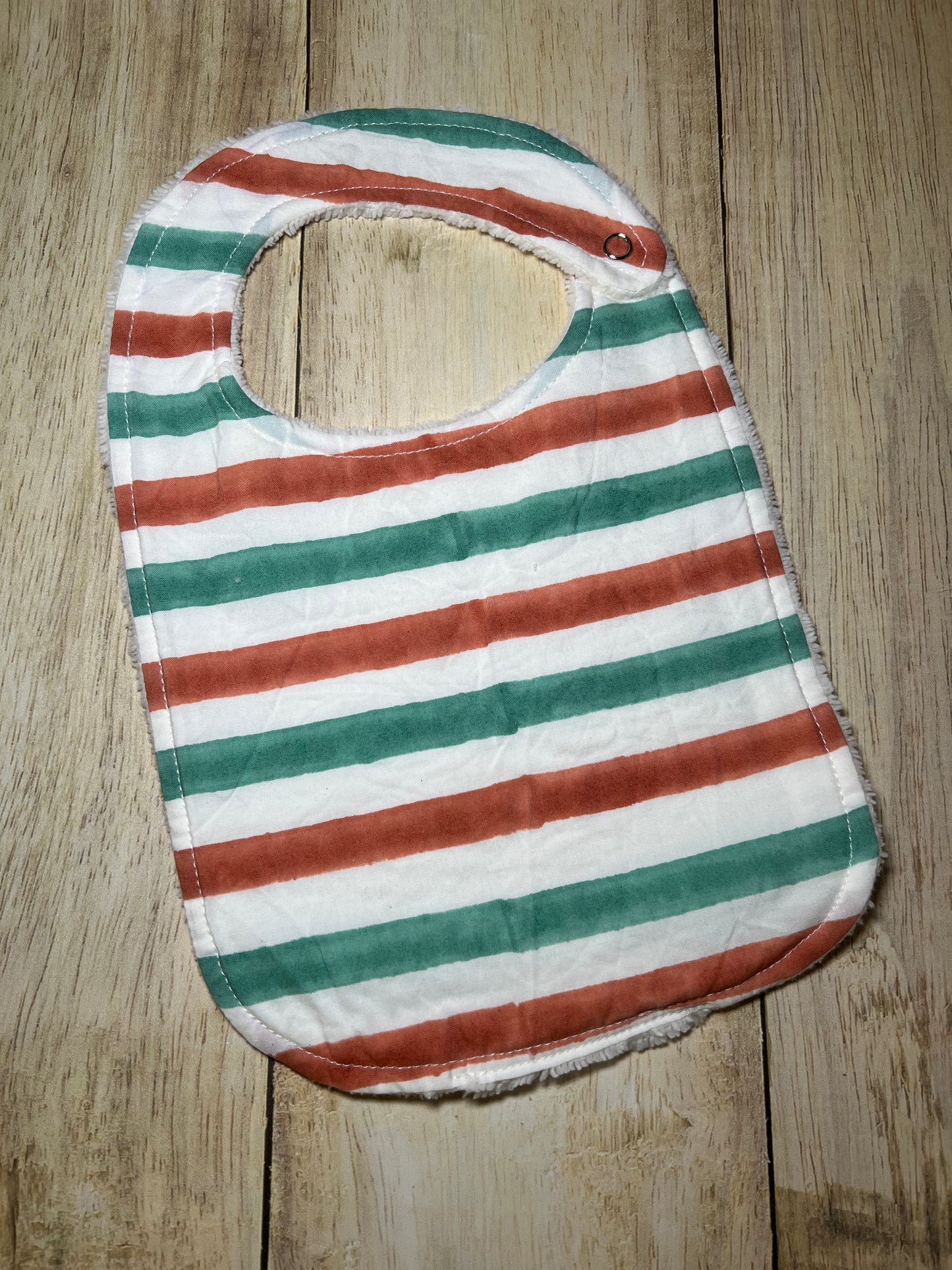 Bavoir vert et rouge