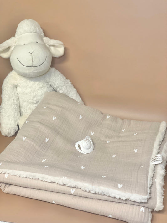 Couverture beige / cœur blanc