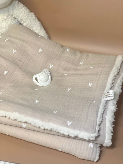 Couverture beige / cœur blanc