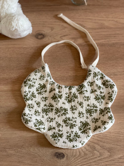 Bavoir forme fleur motif fleuri vert