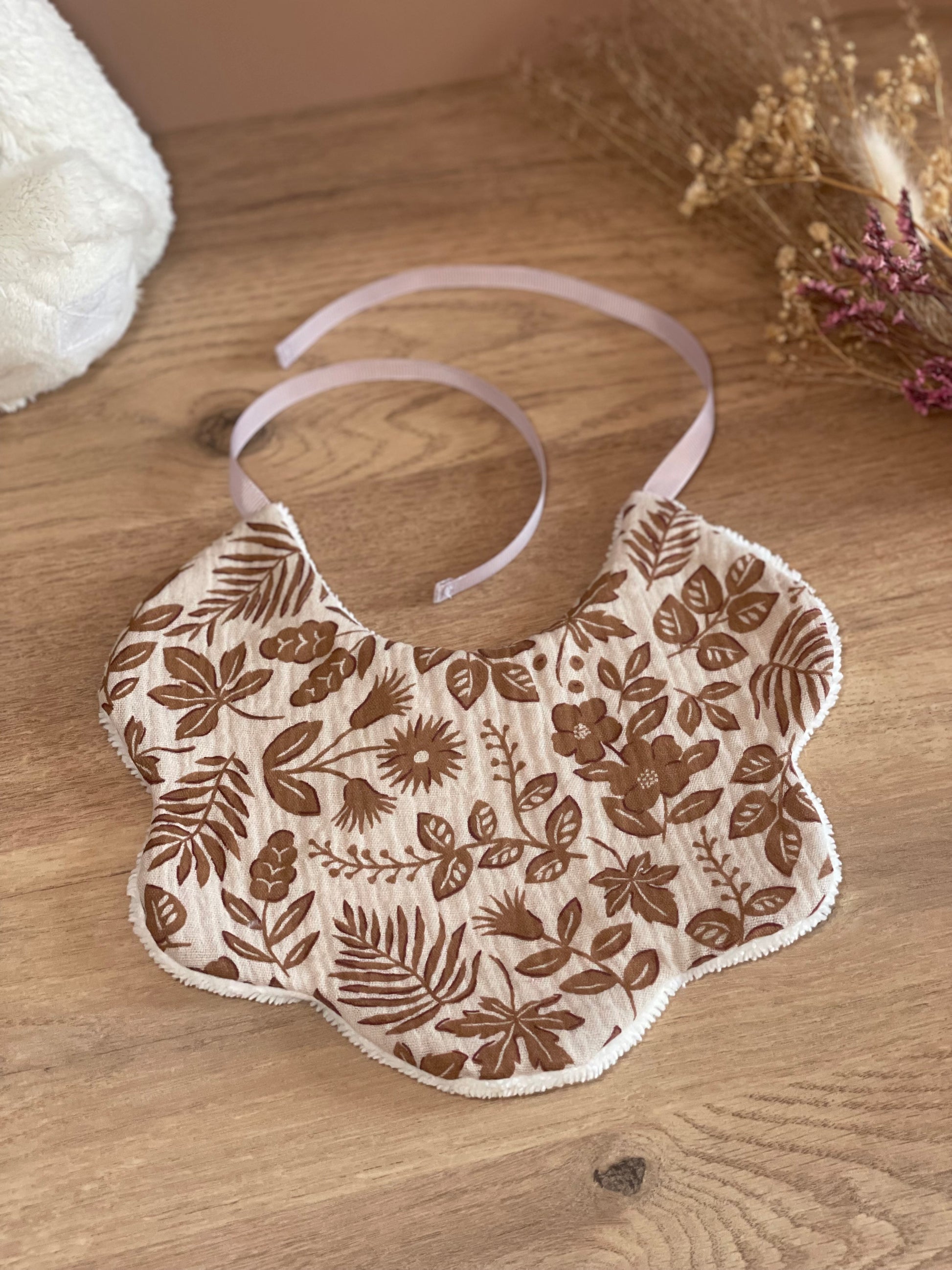 bavoir forme fleur motif grosse fleurs marron