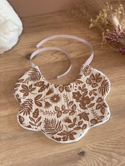 bavoir forme fleur motif grosse fleurs marron