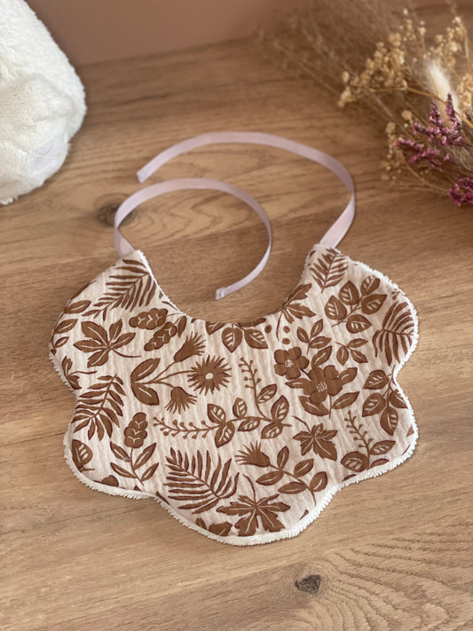 bavoir forme fleur motif grosse fleurs marron