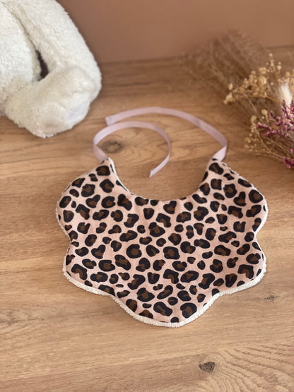 bavoir forme fleur tissus leopart