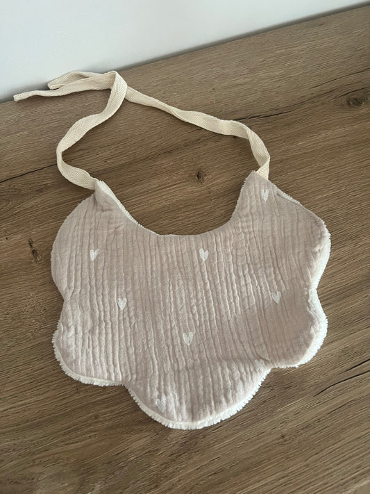 Bavoir forme fleur beige cœur