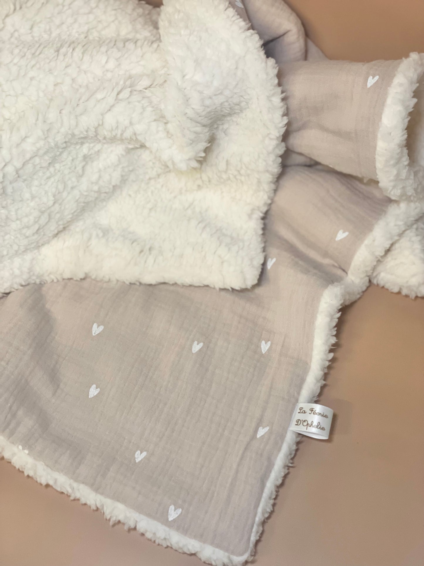 Couverture beige / cœur blanc
