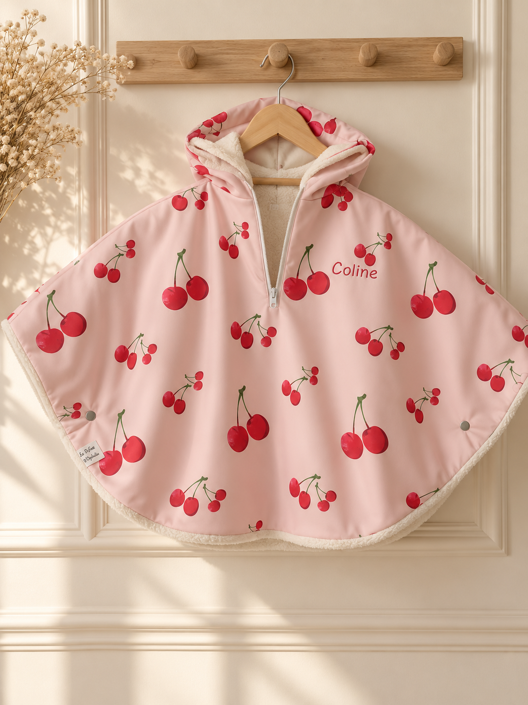 Poncho de pluie motif cerise rouge sur fond rose 