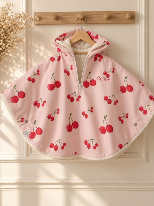 Poncho de pluie motif cerise rouge sur fond rose 