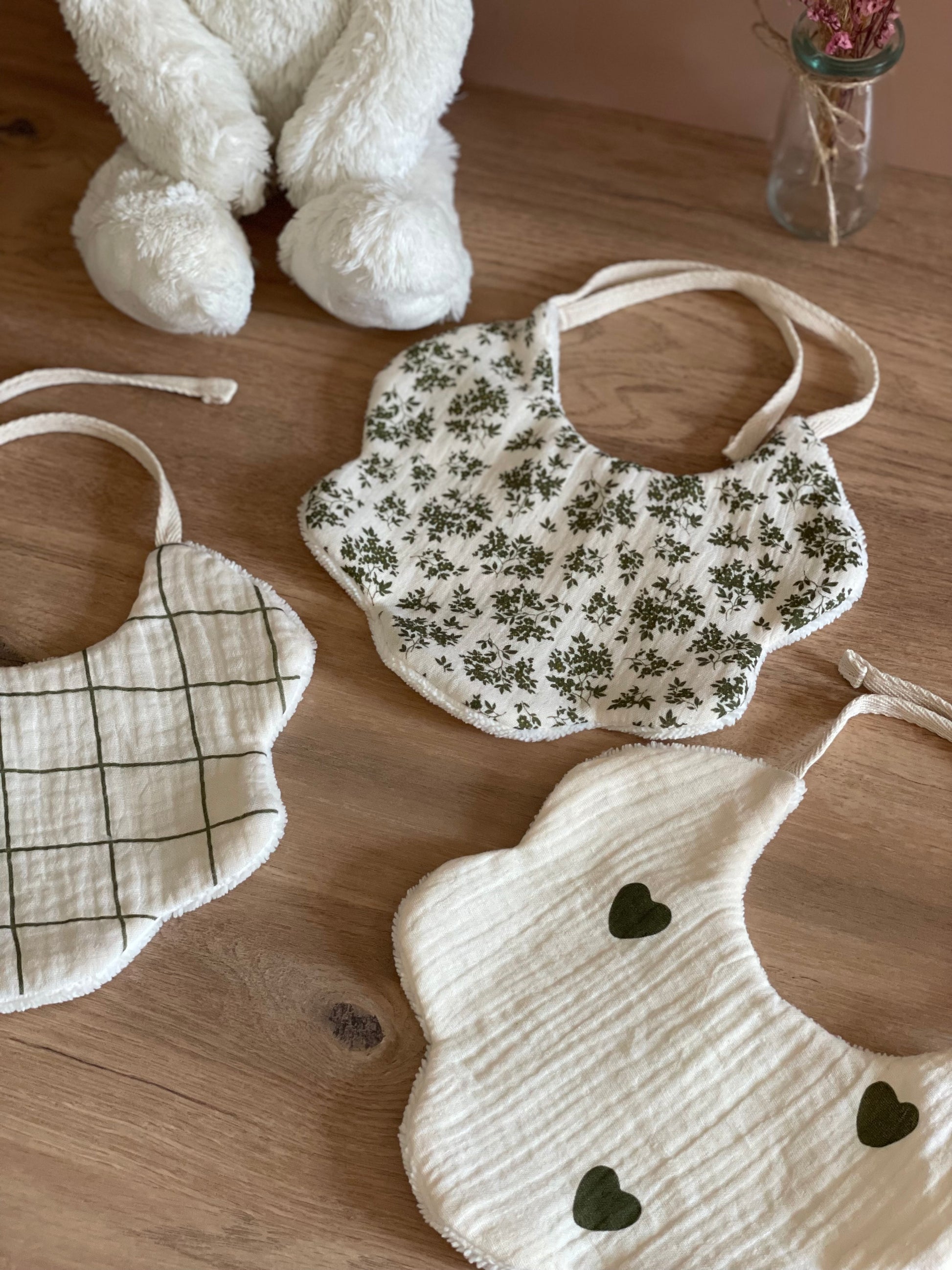 bavoir motif carreau, bavoir motif fleuris vert , bavoir motif coeur vert 