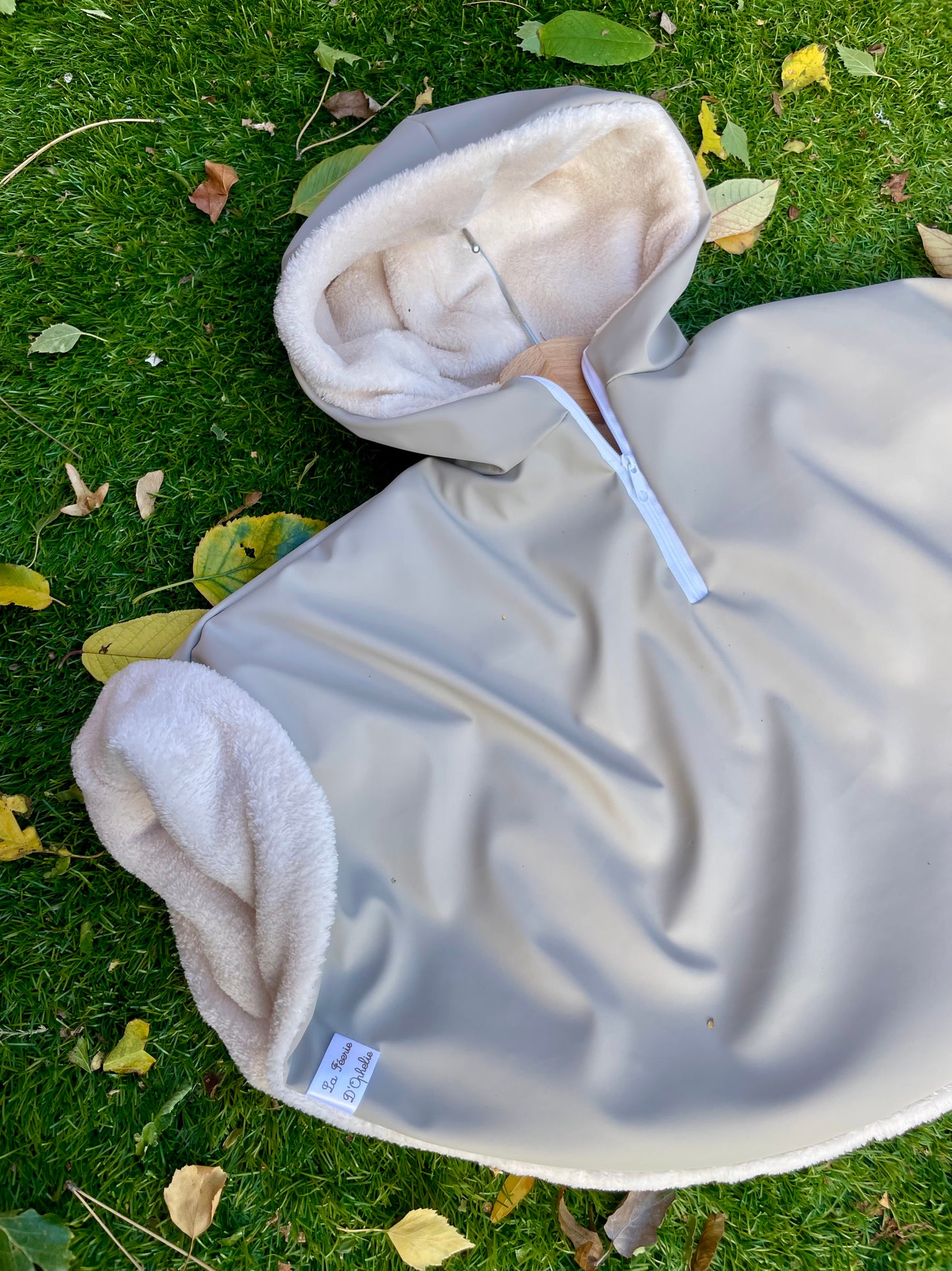 Poncho imperméable beige uni